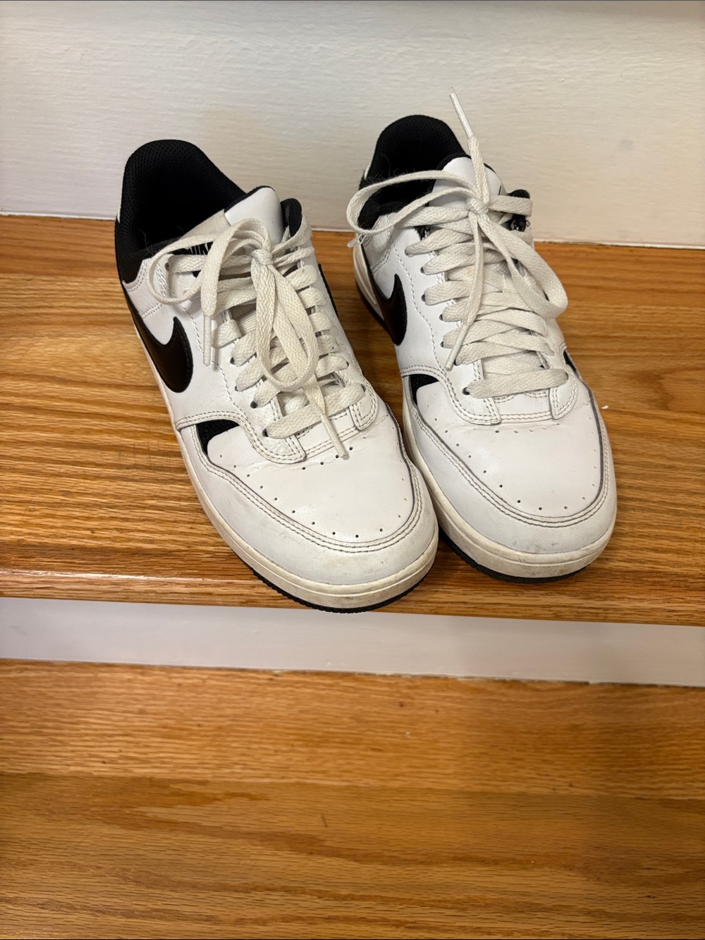 Nike women’s White and Black Low-Top Sneakers with